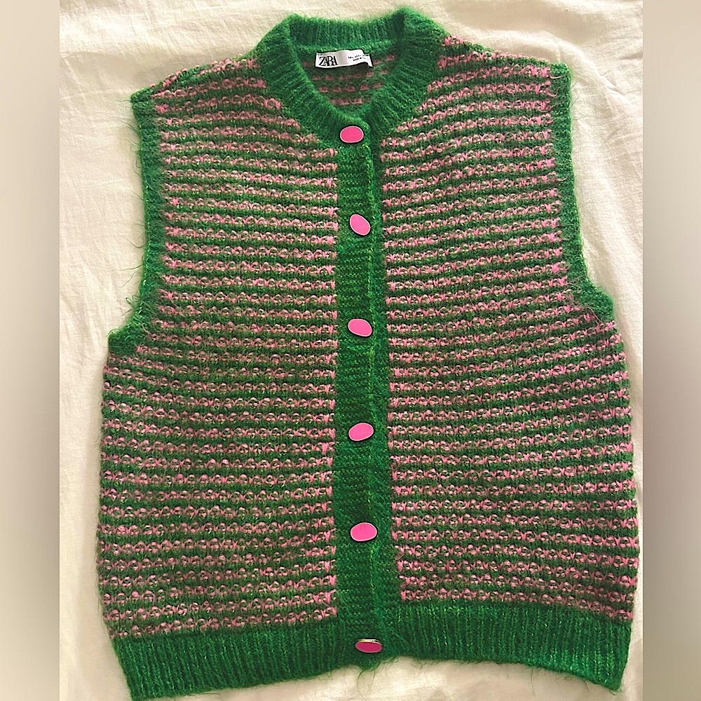 ZARA KNIT VEST sweater vest 
Size L